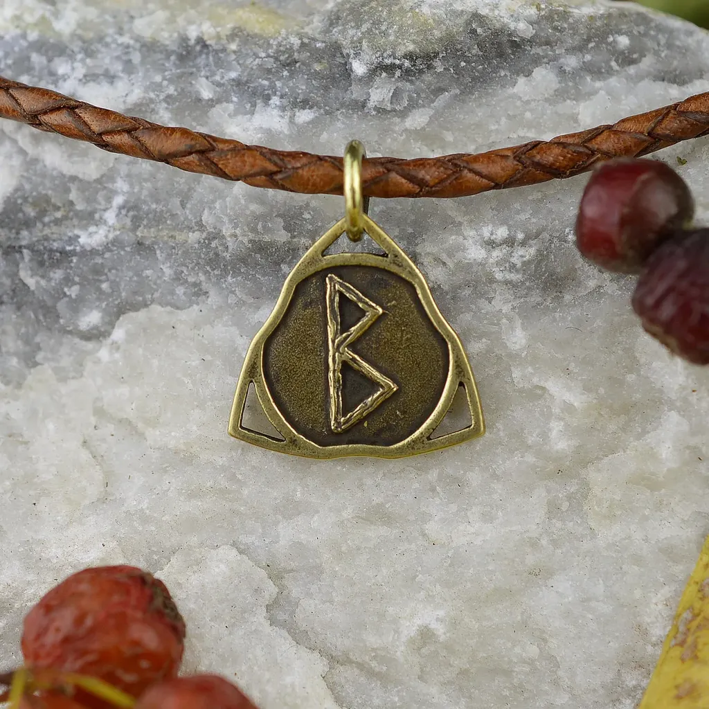 Амулет с руной Беркана