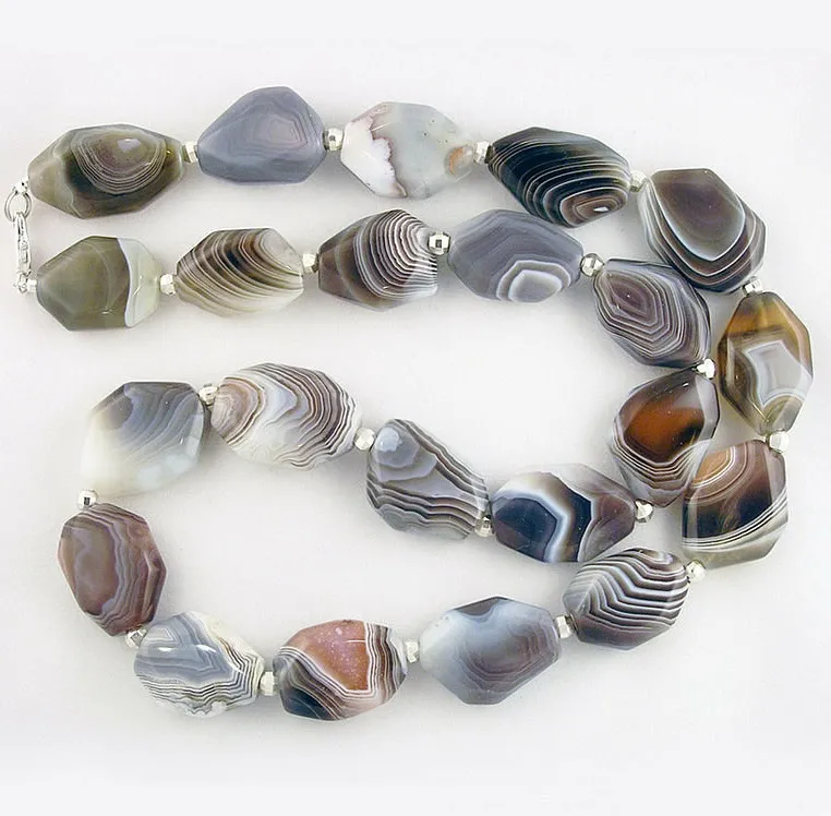 Украшение из агата