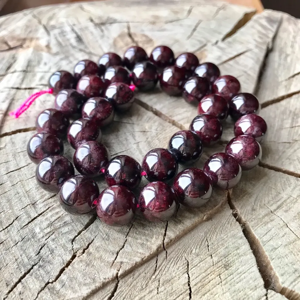 Украшение из Гранатового камня