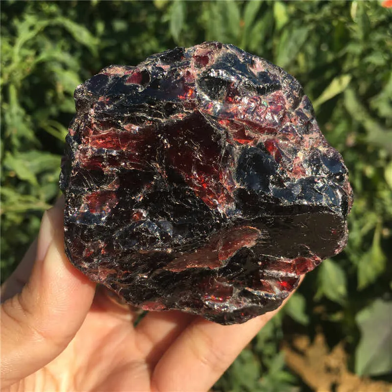 Необработанный камень Альмандин