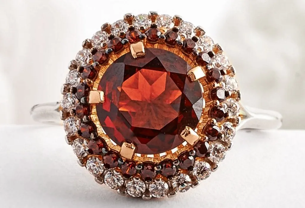 Украшение из камня Гранат