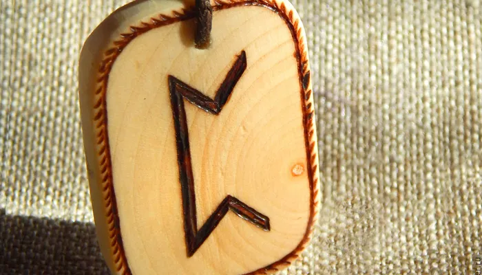 Амулет с руной перт