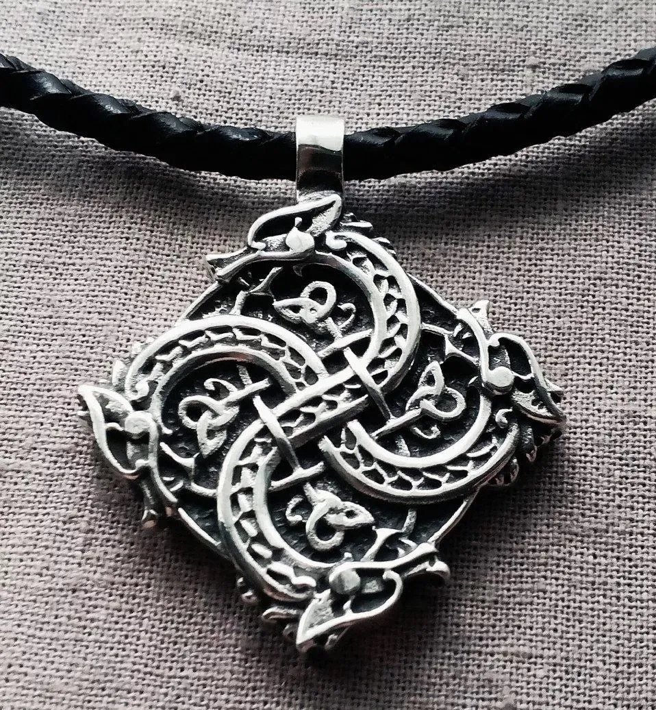 Вид амулета змеевика