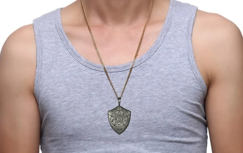 Как носить амулет щит