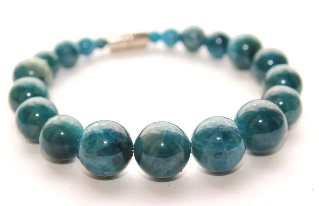 Украшение из апатита