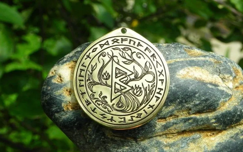 Амулет с руной Беркана