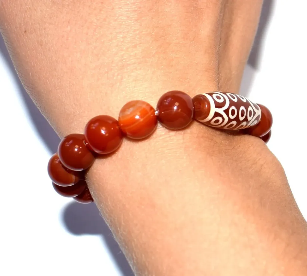 Дзи на руке