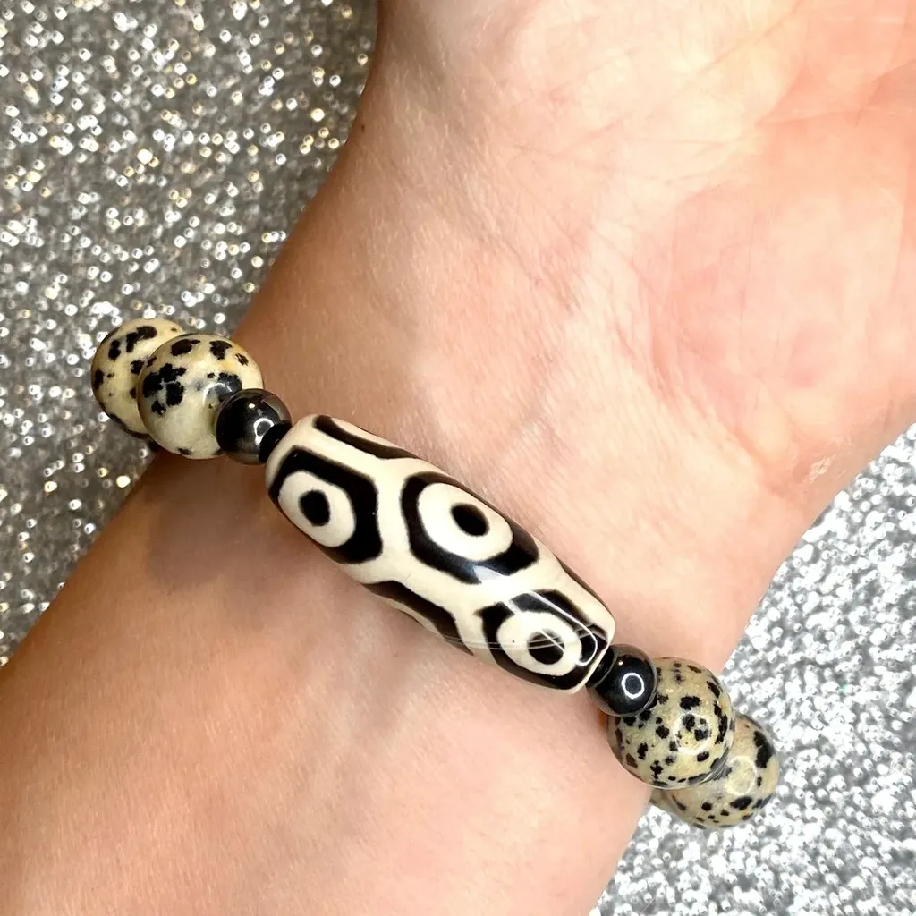 Браслет с бусиной дзи