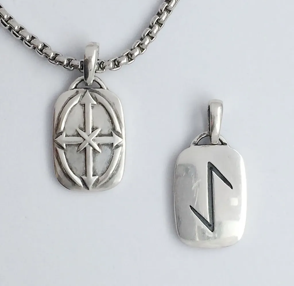 Амулет с руной Эйваз