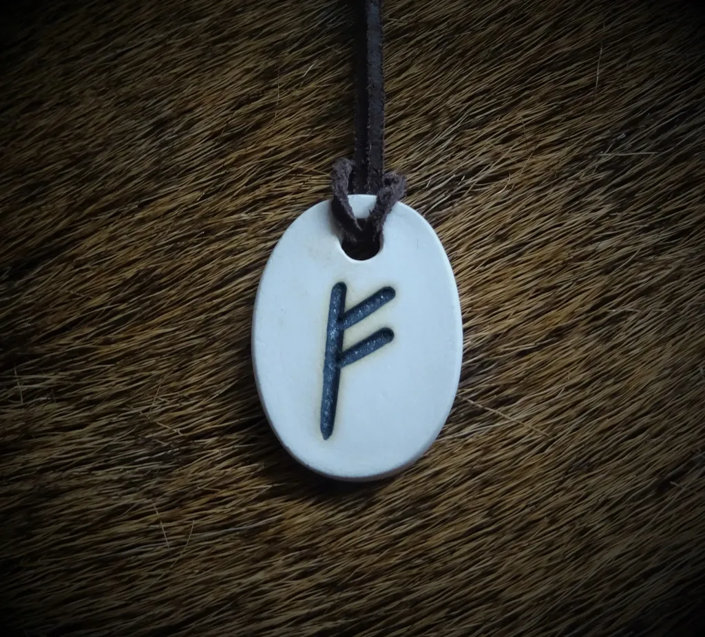 Амулет с руной Феху