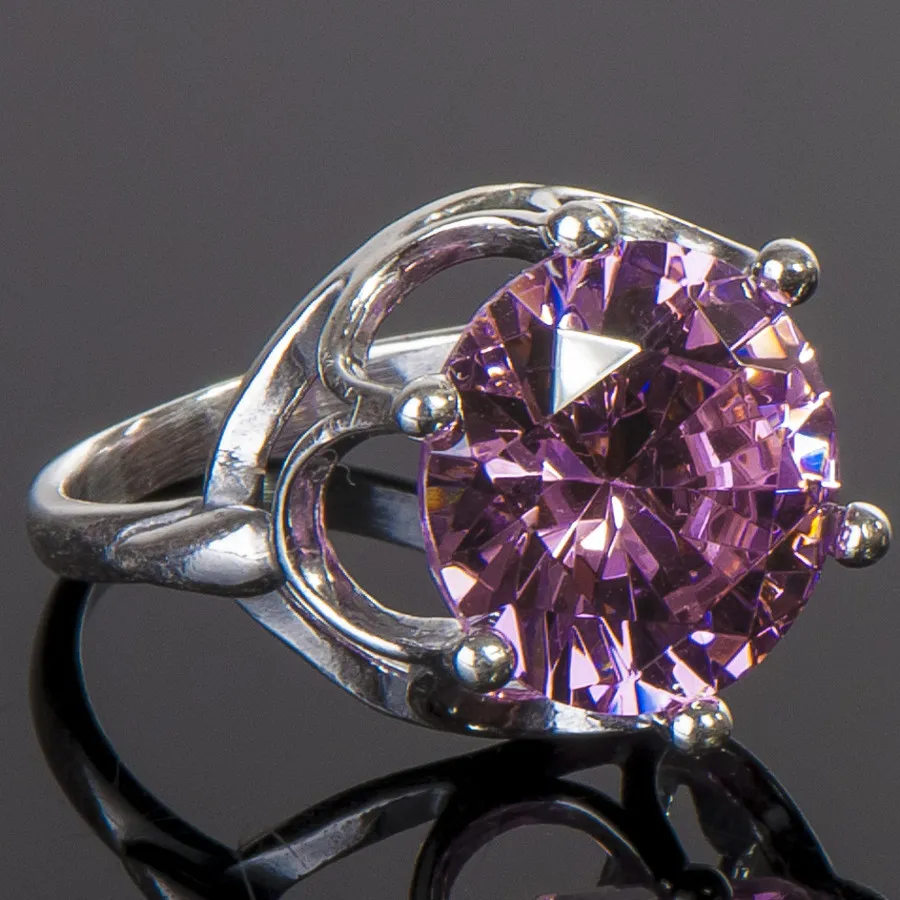 Кольцо с фианитом