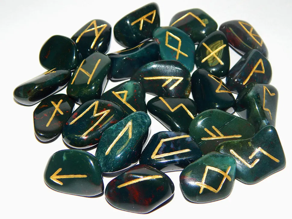 Руны на камне Гелиотроп