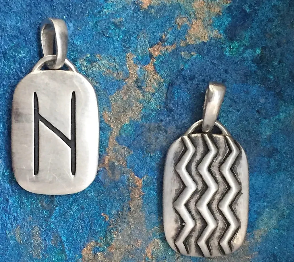 Амулет в руной Хагалаз