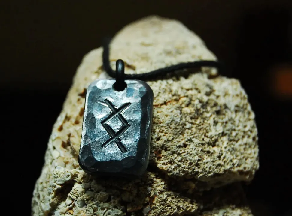 Амулет с руной Ингуз