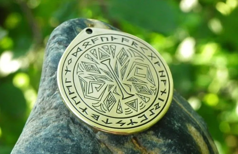 Амулет с руной Иса