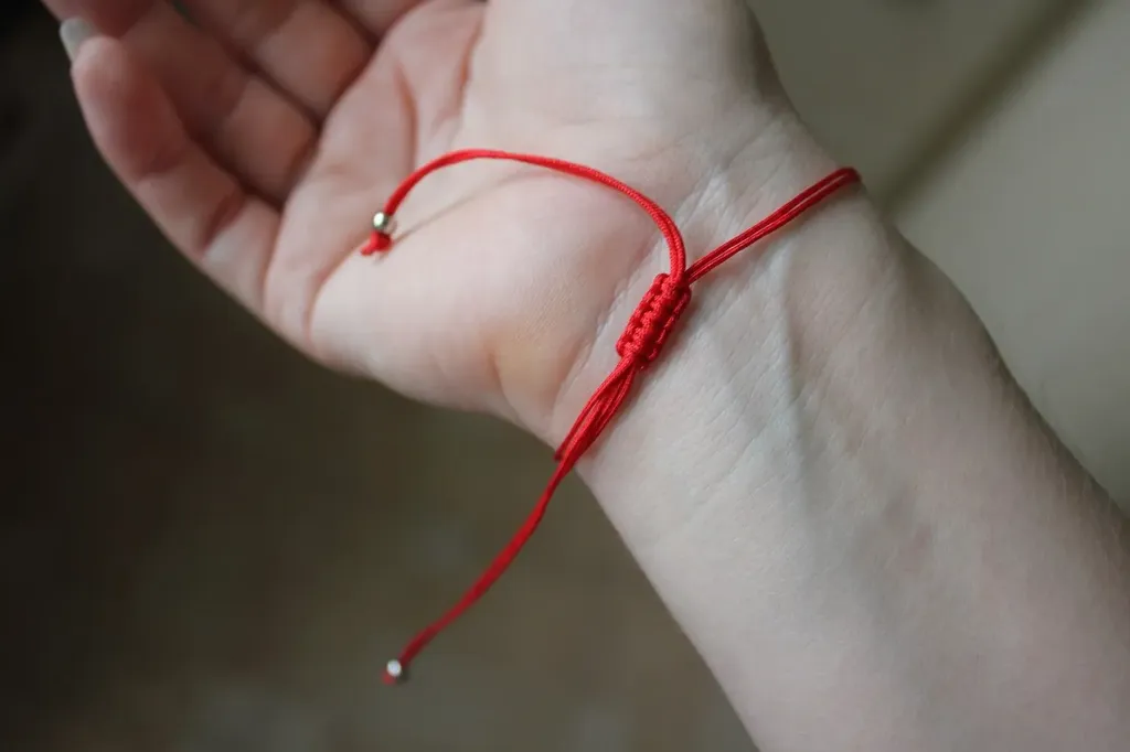 Красная нить