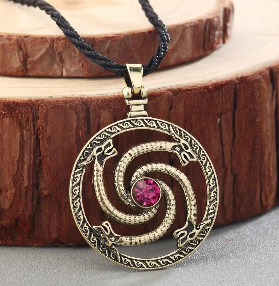 Кельтский амулет с красным камнем