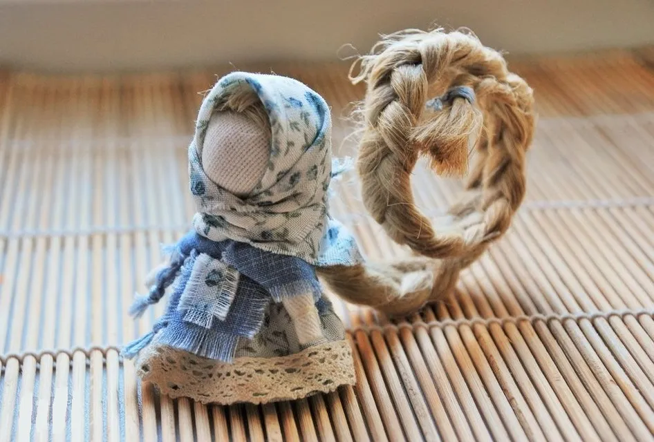 Куколка с длинной косой