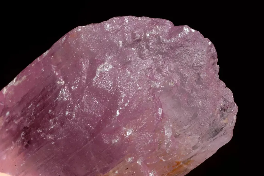 Минерал розовый кунцит