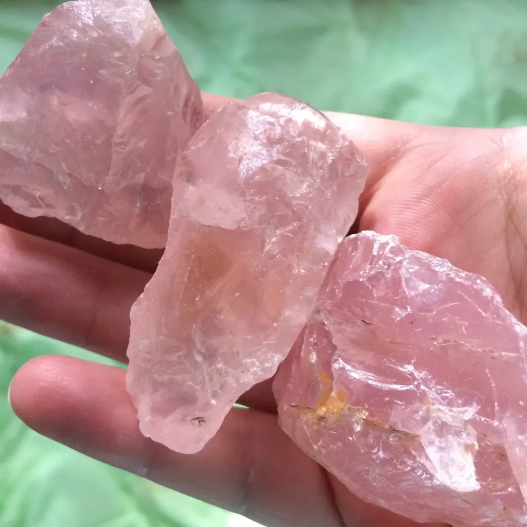 Розовый кварц камень