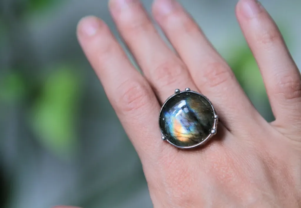 Кольцо с камнем лабрадор