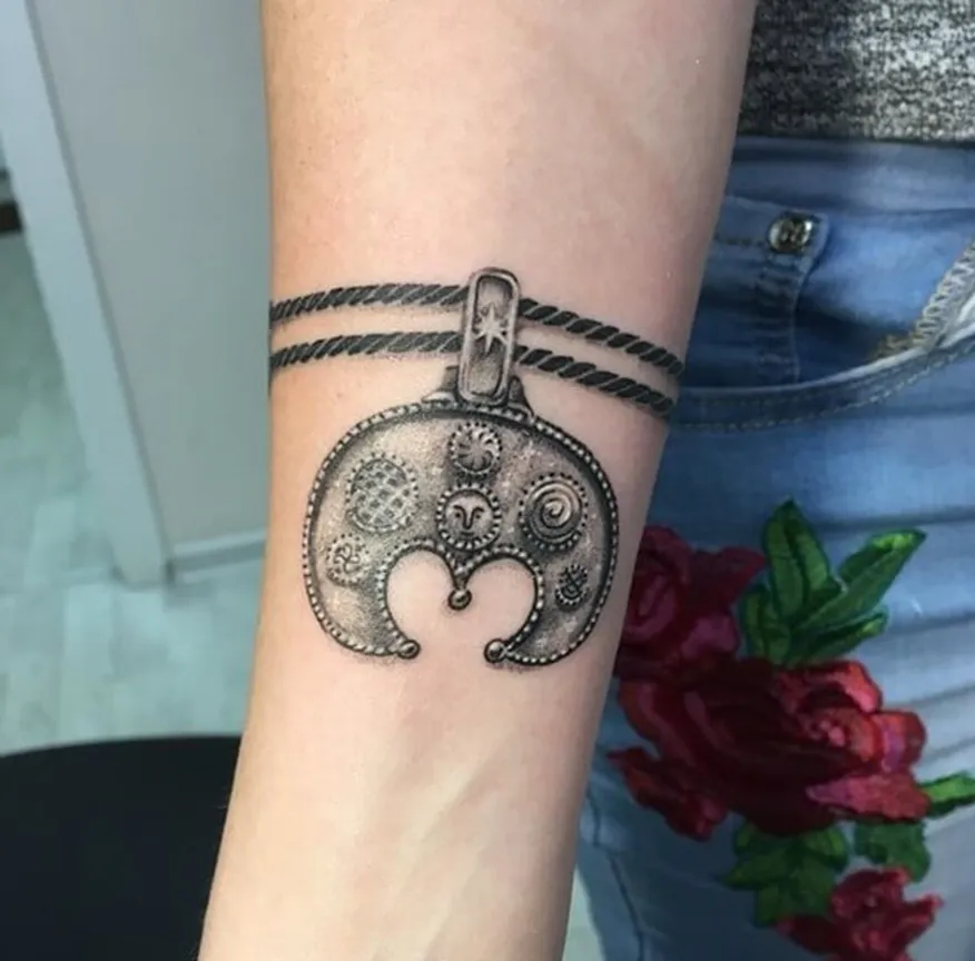 Татуировка в виде Лунницы