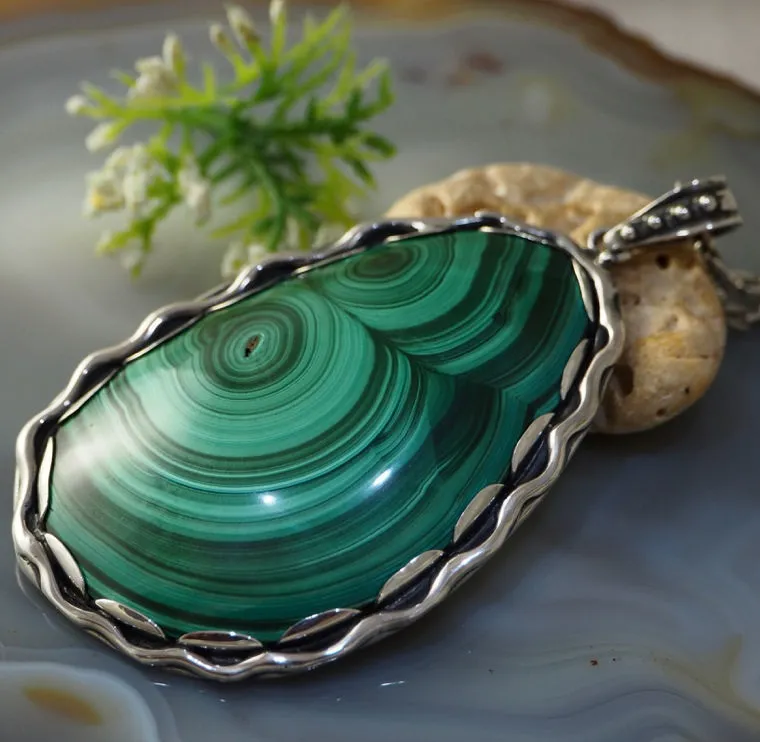 Кулон из камня малахита