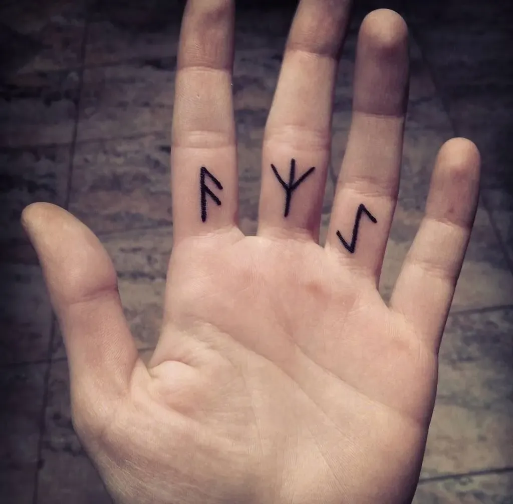 Тату с рунами