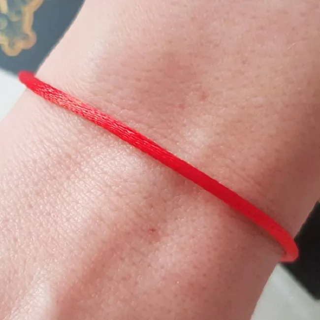 Нить на запястье