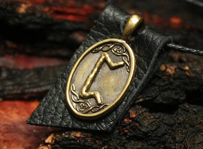 Амулет с руной Перт