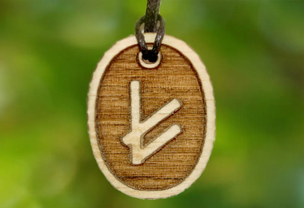 Берегиня руна на амулете