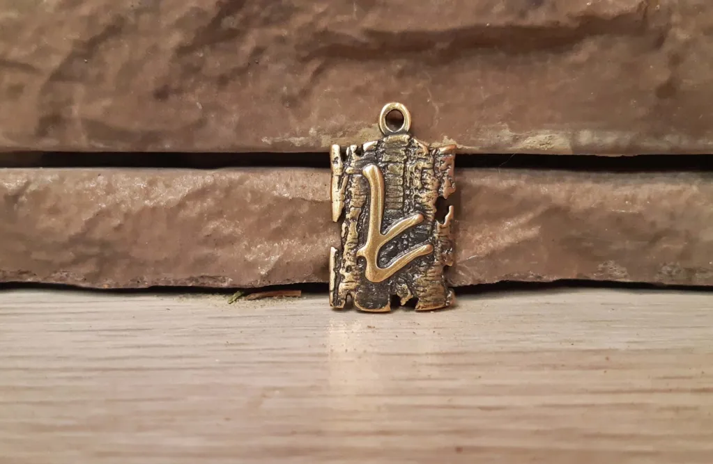 Берегиня руна на амулете