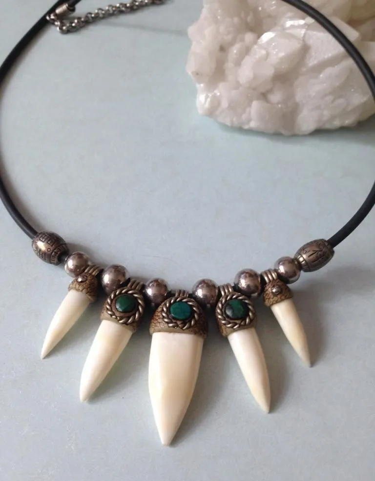 Оберег из зубов чёрного каймана 