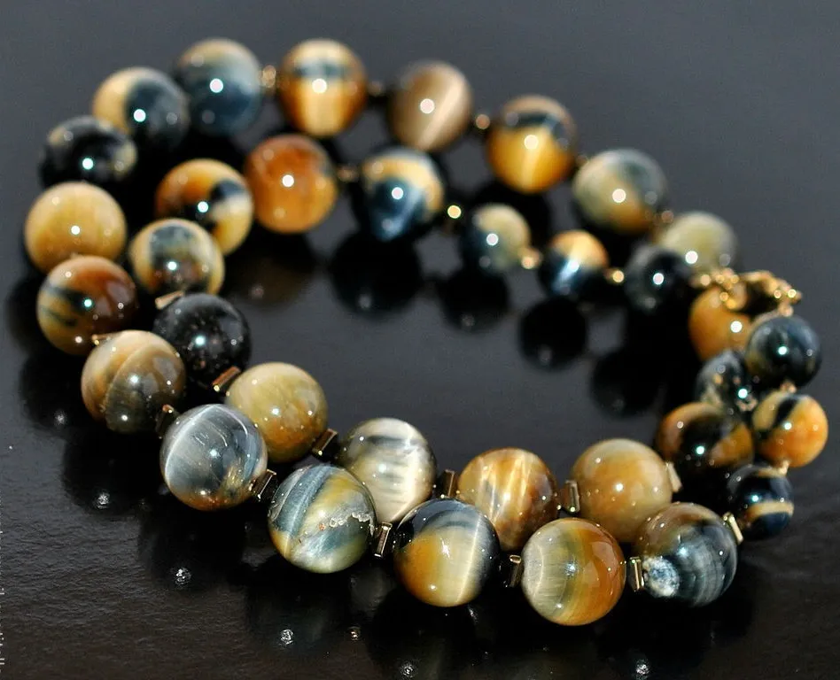 Бусы с камнем соколиный глаз 