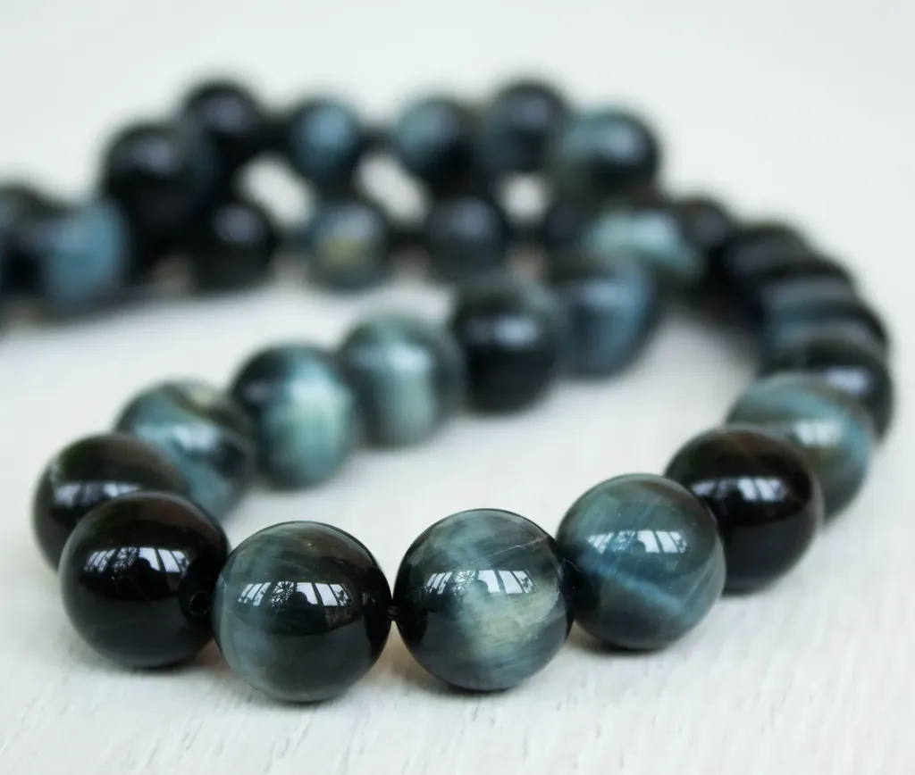 Бусы с камнем соколиный глаз 