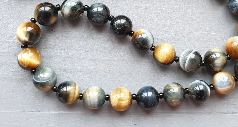 Бусы с камнем соколиный глаз 