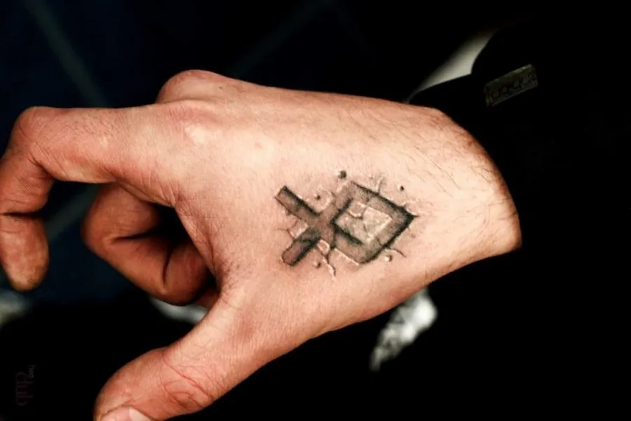 Тату с руной одал