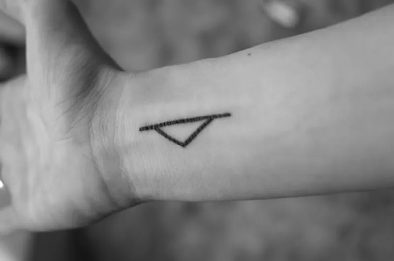 Татуировка с руной Турисаз