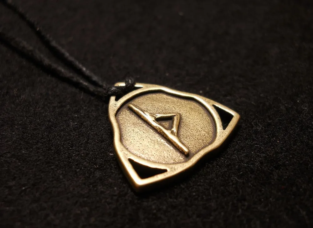 Амулет с руной Турисаз