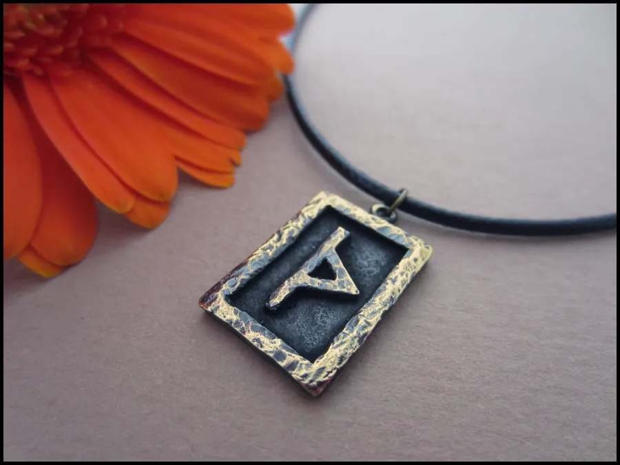 Амулет с руной Турисаз