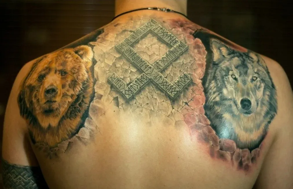 Тату с руной волка