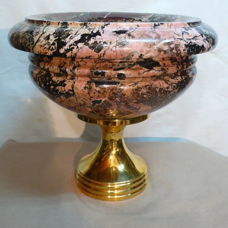 Каменная ваза из яшмы