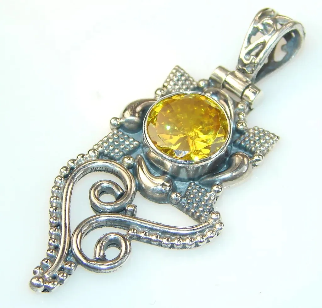 Кулон с желтым топазом