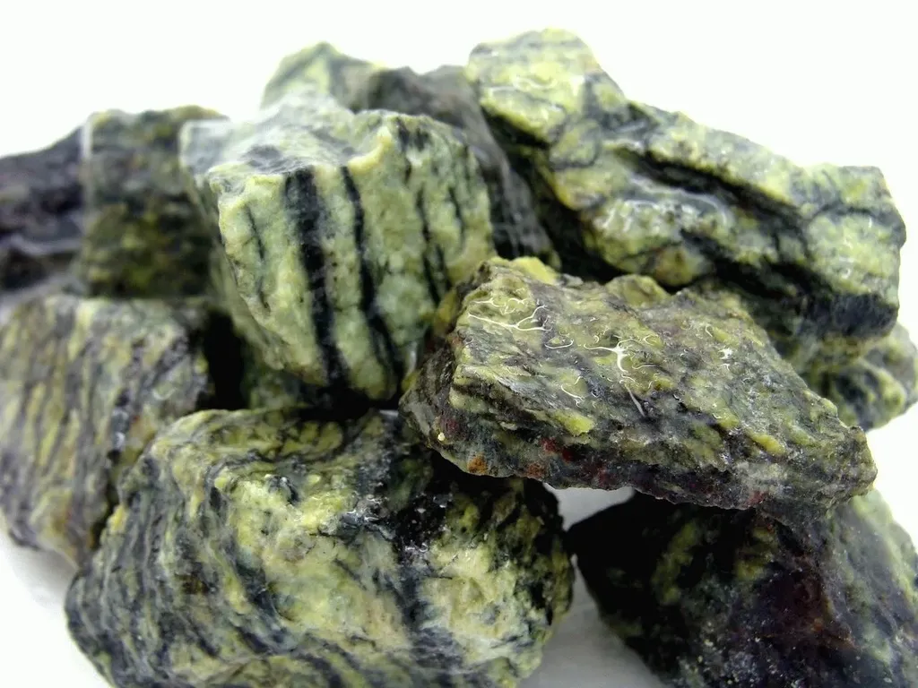 Минерал Змеевик