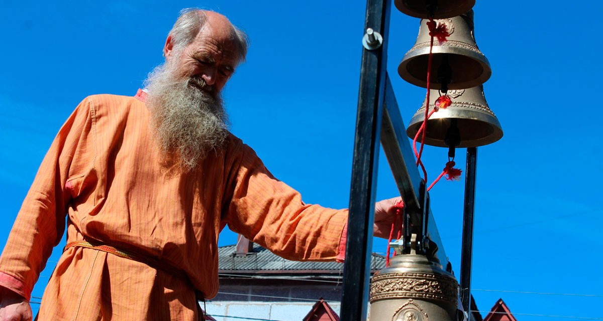 Дедушка звонит в колокола