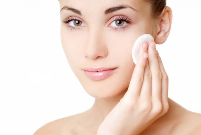 Девушка протирает лицо