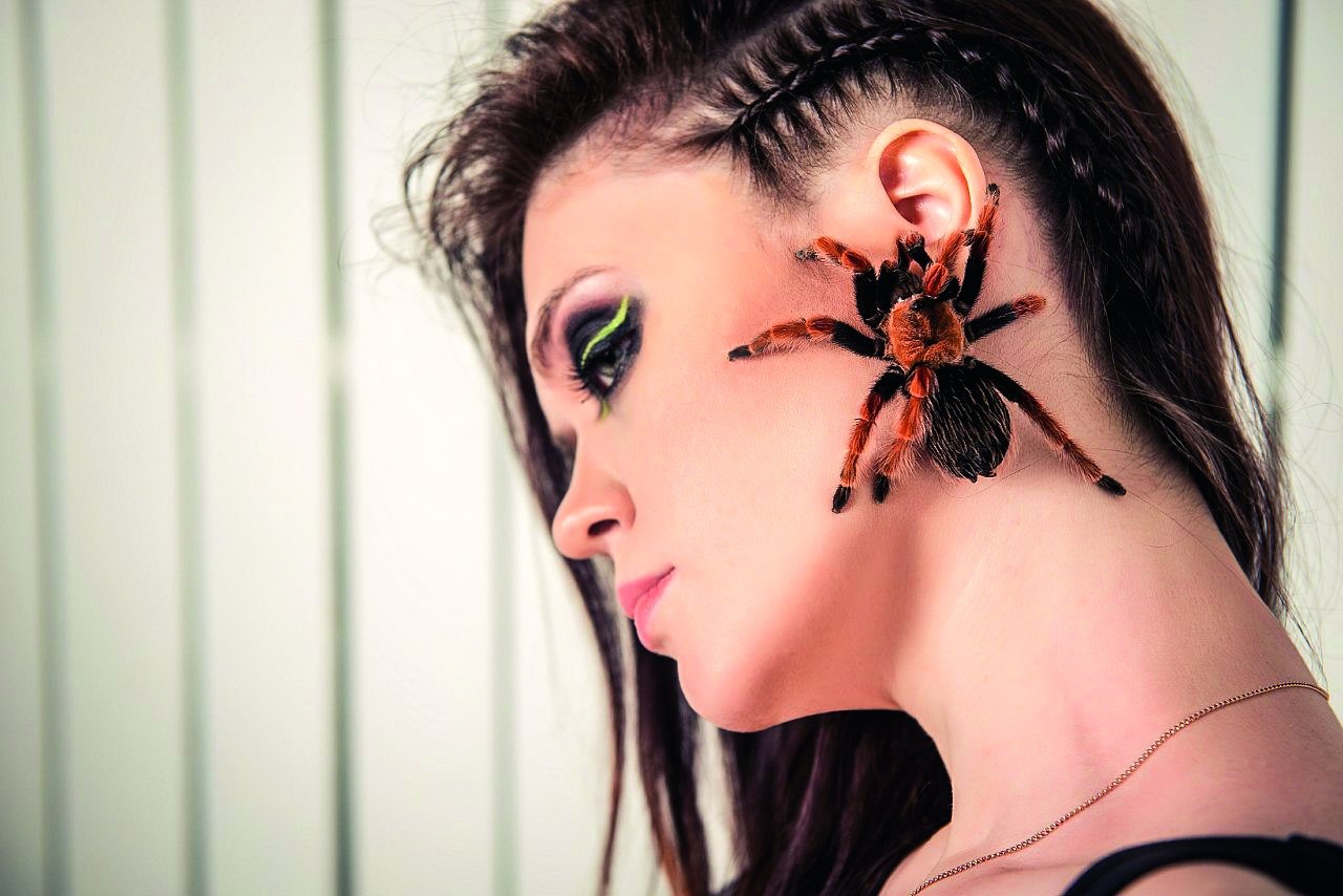 Паук ползает по голове девушки