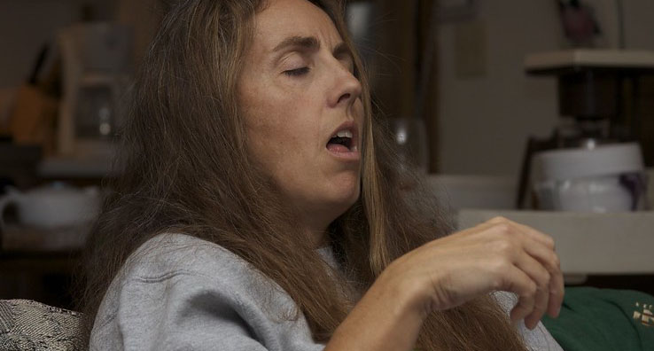 женщина чихает