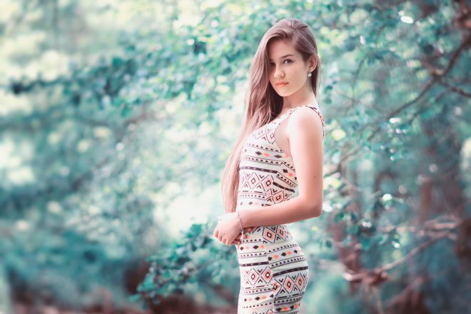 Девушка в обтягивающем платье