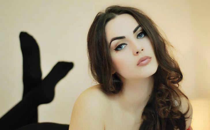 Красивая шатенка